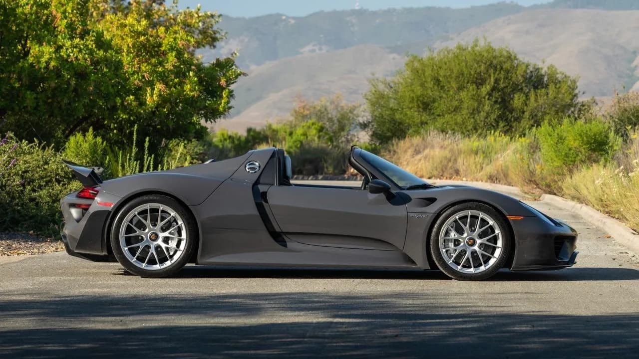 2015 Porsche 918 Spyder - Thumbnail 5