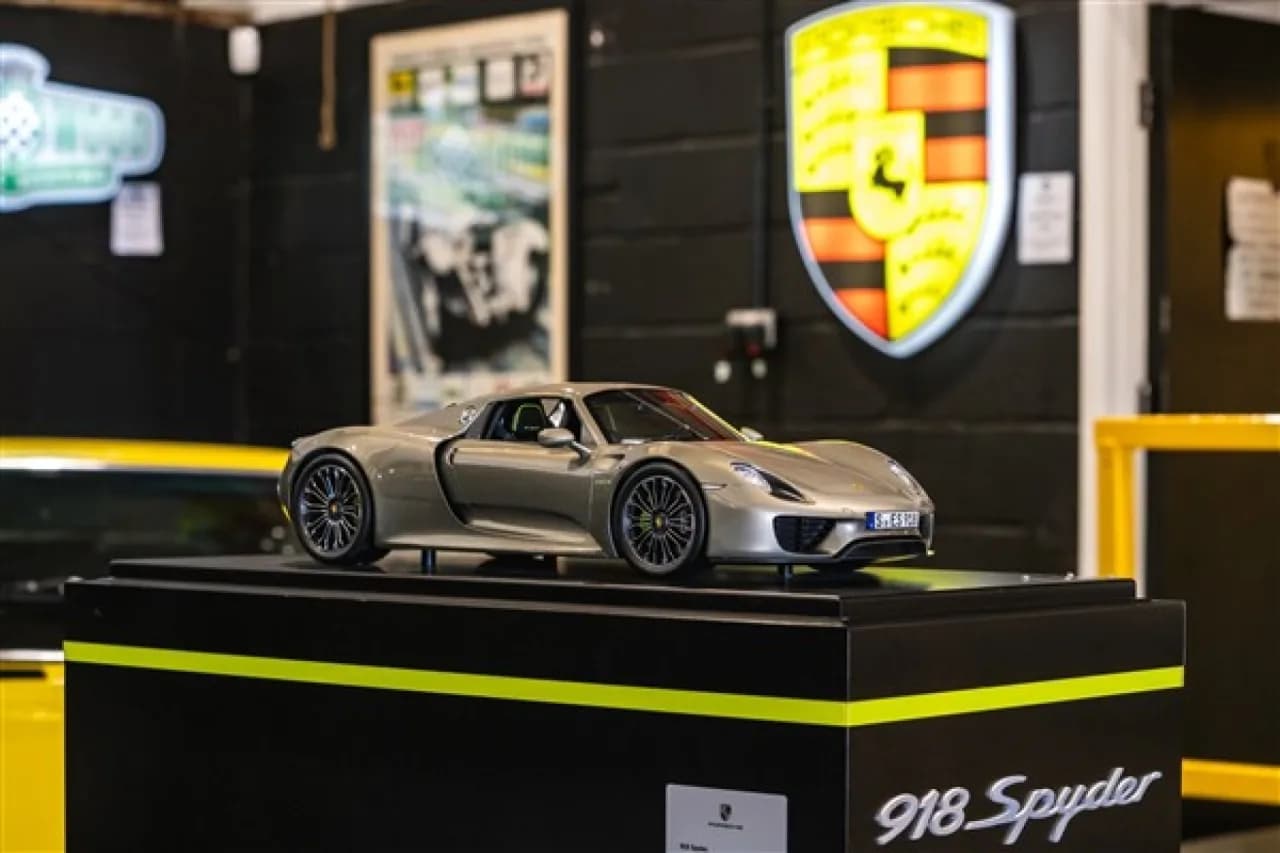 Porsche 918 Spyder Official Dealer Presentation Model – Minichamps