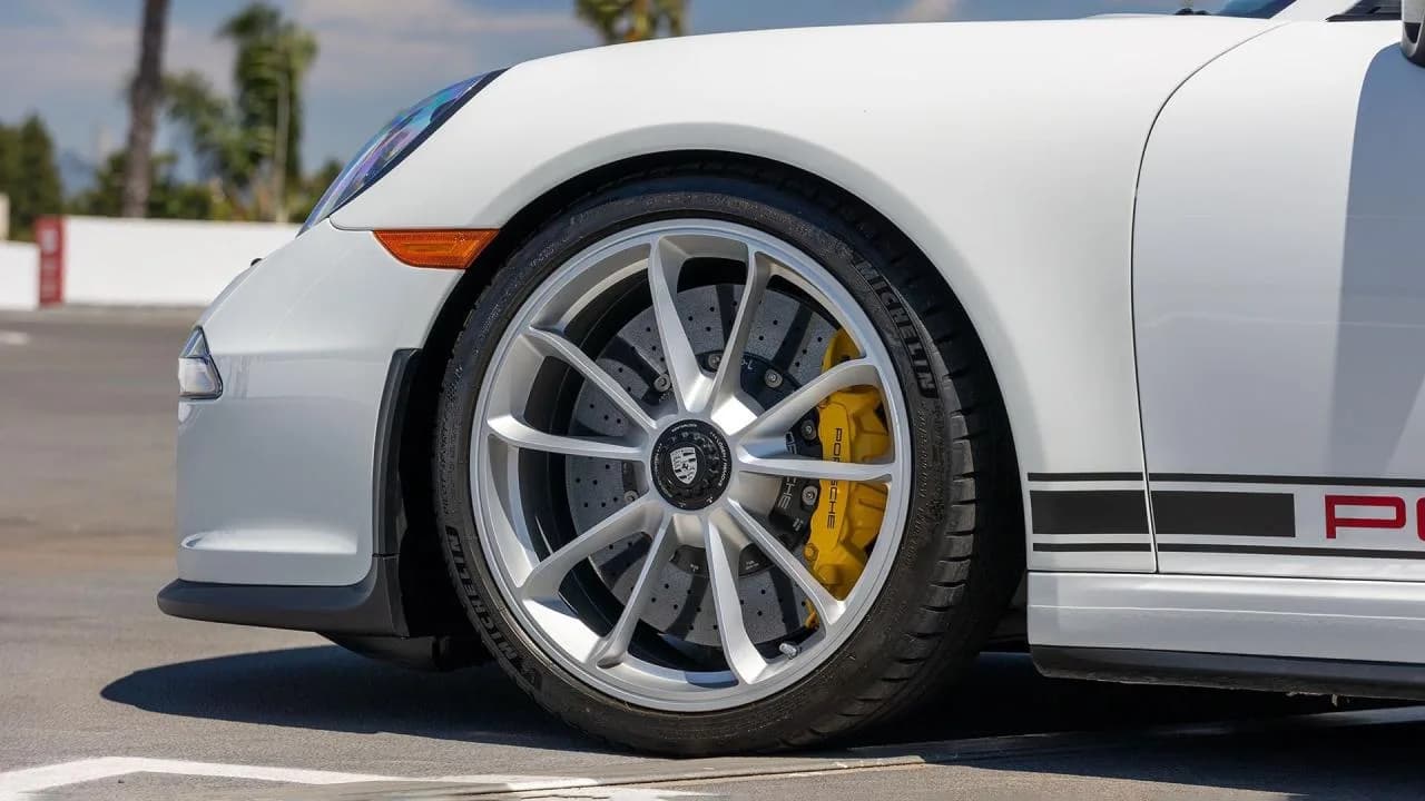 2016 Porsche 911 R - Thumbnail 4