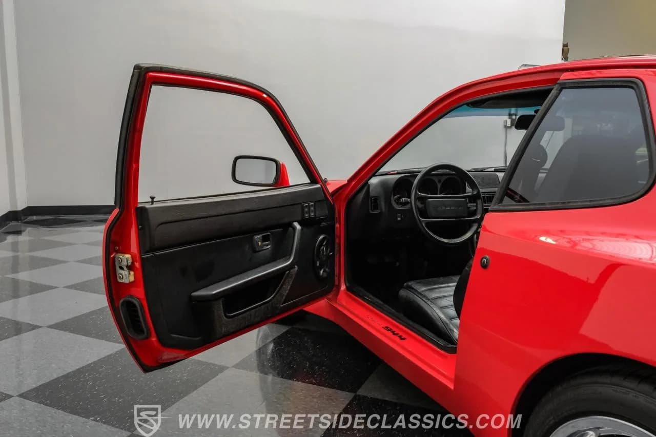 1984 Porsche 944 - Thumbnail 3