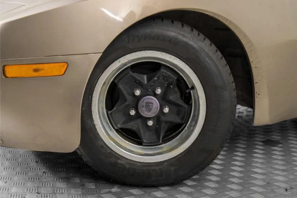 1983 Porsche 944 - Thumbnail 4