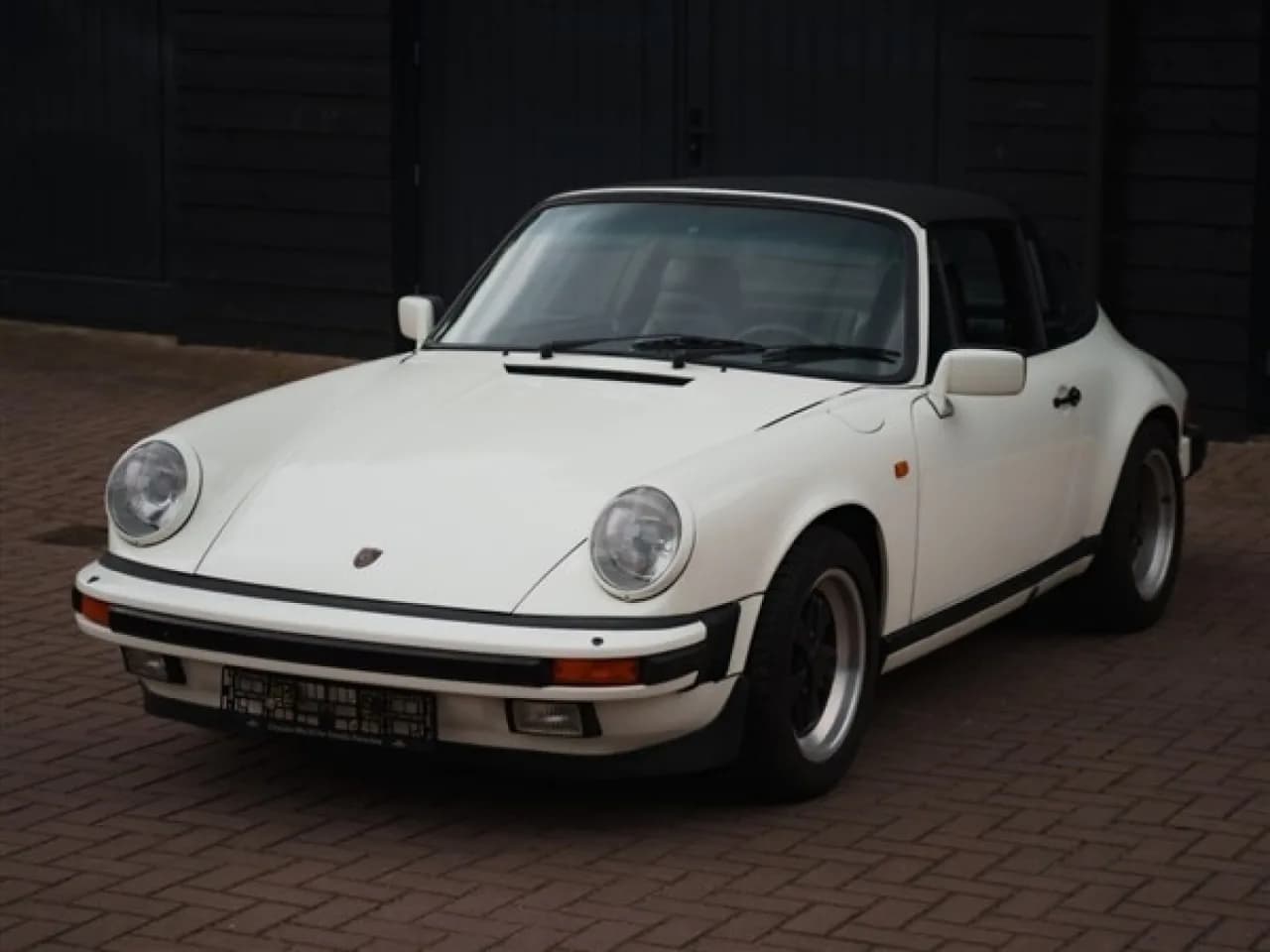 1983 Porsche 911 Targa - Thumbnail 2