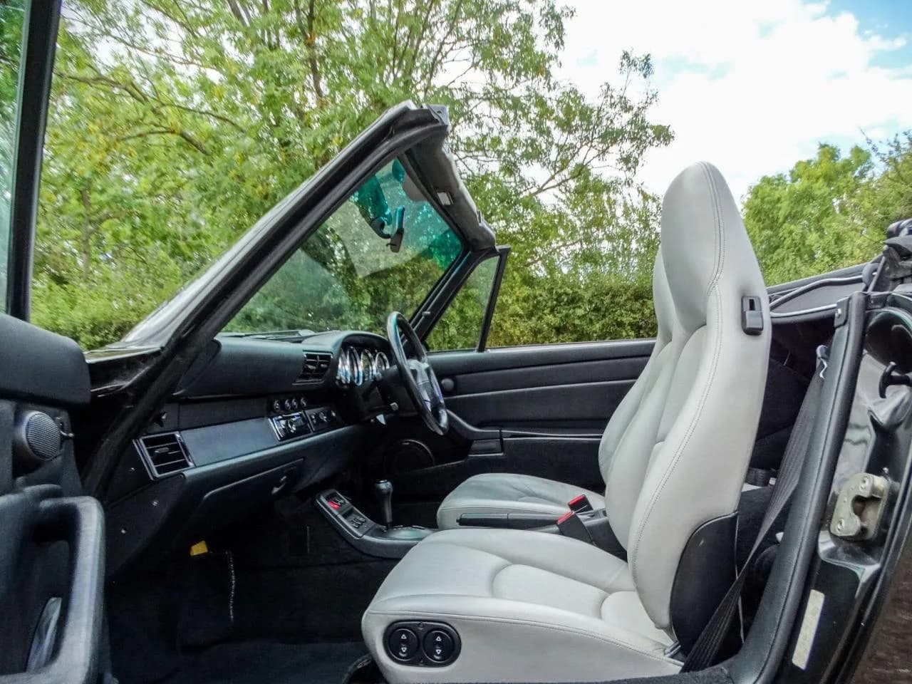 1995 Porsche 3.6 993 Carrera Cabriolet Tiptronic S 2dr - Thumbnail 3