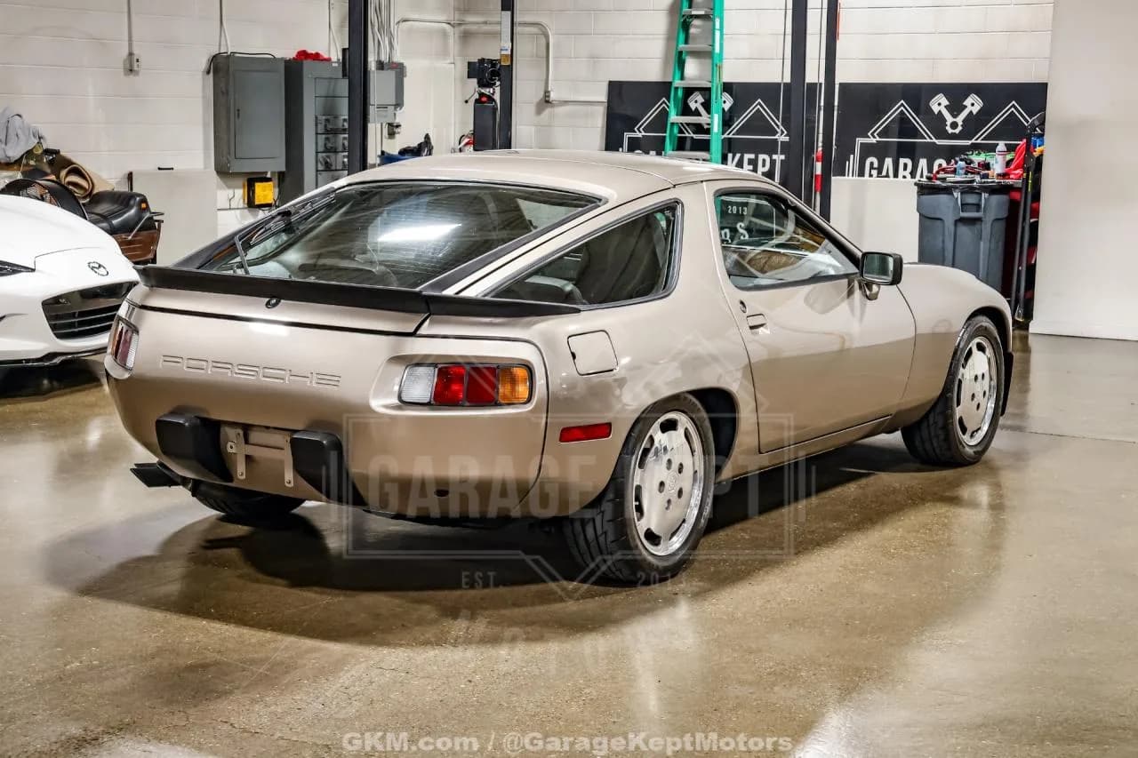 1983 Porsche 928 - Thumbnail 8