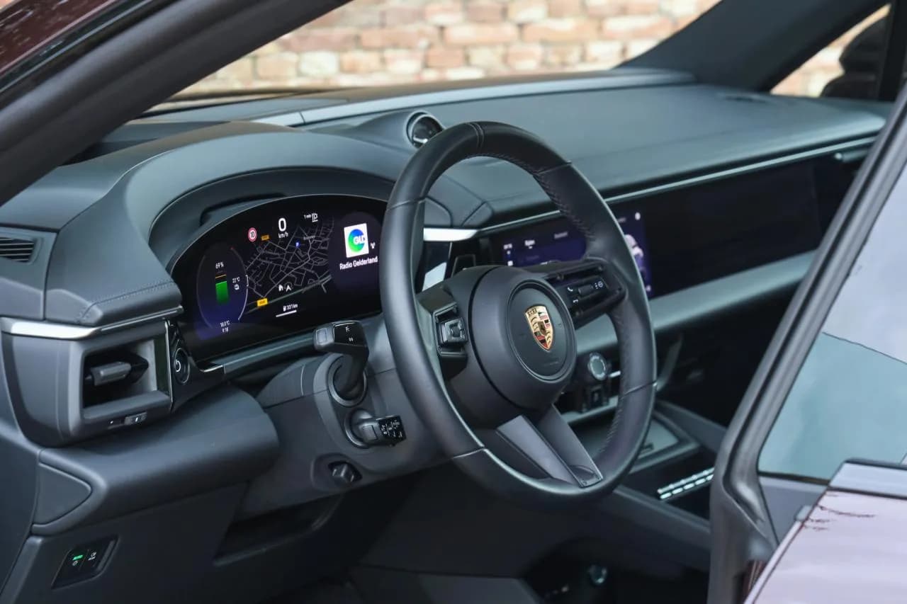 2025 Porsche Macan 4S &ldquo;Copper Ruby Metallic&rdquo; PRICE INCL. VAT - Thumbnail 3