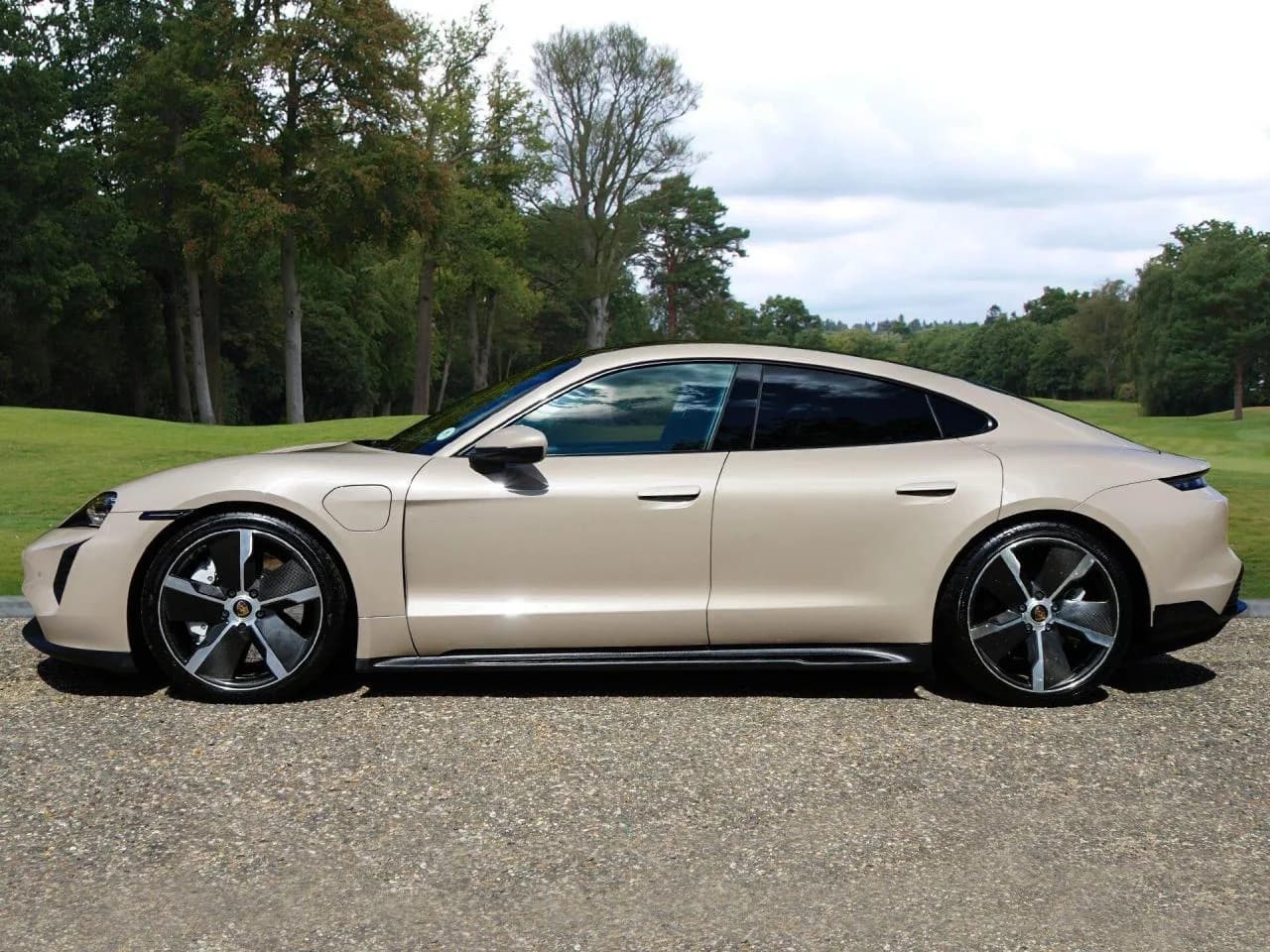 2022 Porsche Performance 79.2kWh Auto RWD 4dr (11kW Charger) - Thumbnail 2
